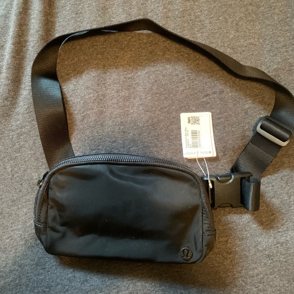 lululemon athletica Accessories - Lululemon Everywhere Belt Bag (Black)